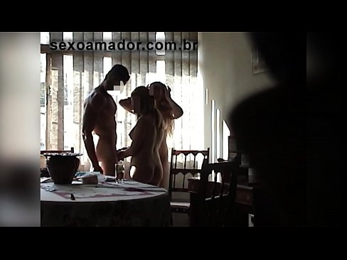 ❤️ Els amics sexuals conviden un home gegant i un trio amb ell ☑ Súper porno al ca.makesexnotwar.ru ﹏