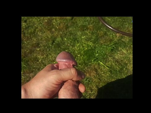 ❤️ Una guapa calenta es folla el seu cony rosa i es corre amb un esquitxat en un jardí d'estiu ☑ Súper porno al ca.makesexnotwar.ru ﹏