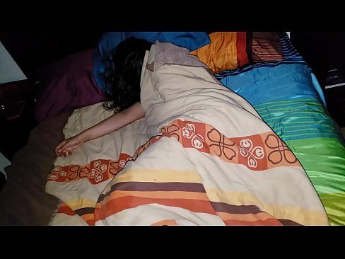 ❤️ El fillastre renya la seva jove madrastra mentre dorm. ☑ Súper porno al ca.makesexnotwar.ru ﹏